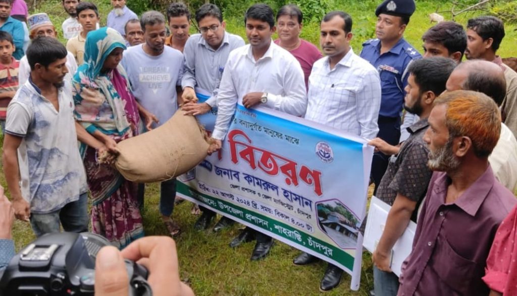 চাঁদপুর শাহরাস্তিতে বন্যাদুর্গতদের মাঝে জেলা প্রশাসকের ত্রাণ বিতরণ