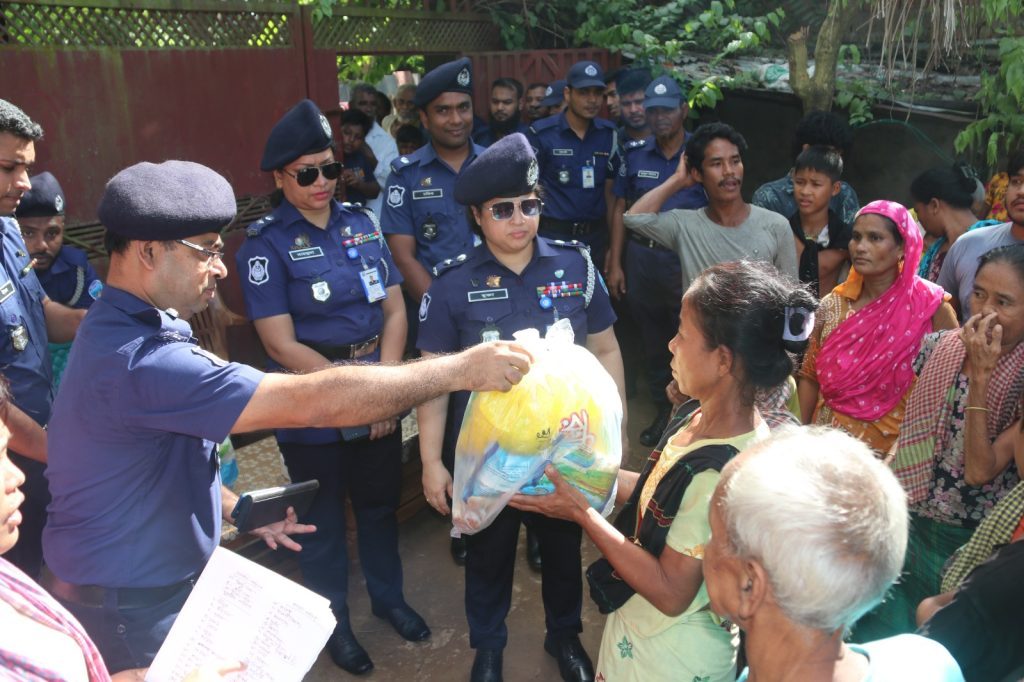 খাগড়াছড়িতে বন্যার্তদের মাঝে পুলিশ সুপারের ত্রাণ সামগ্রী বিতরণ