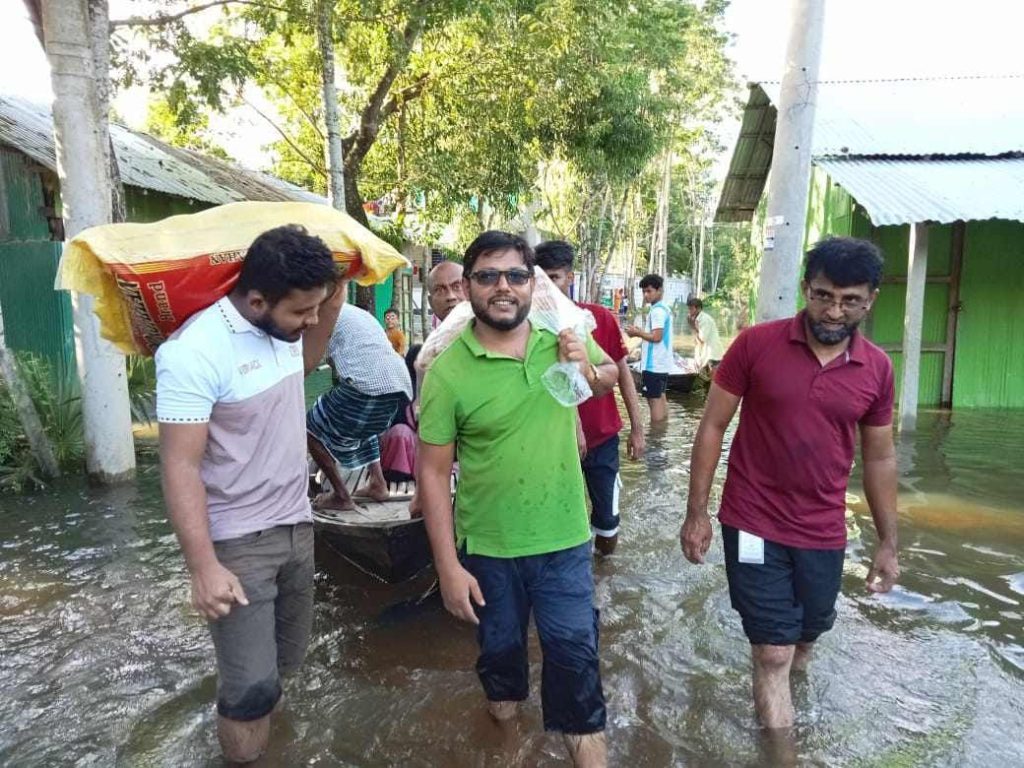 চাঁদপুর শাহরাস্তিতে বন্যার্তদের মাঝে রোমান্স উইমেন কেয়ারের খাদ্য সামগ্রি বিতরণ