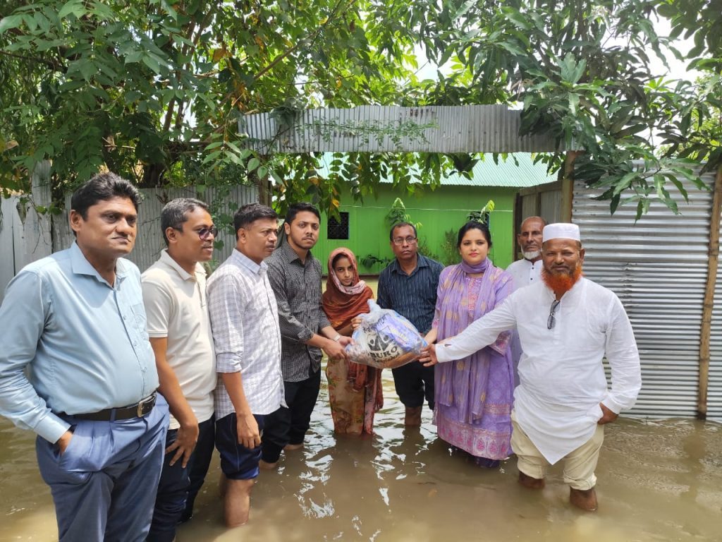 কুমিল্লা সদর দক্ষিণ উপজেলা নির্বাহী অফিসারের উদ্দ্যেগে বন্যাদুর্গত মানুষের মাঝে ত্রান বিতরন