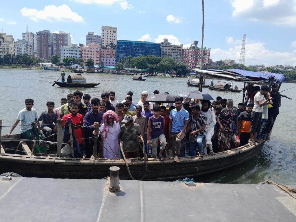 নারায়ণগঞ্জ বন্দর ১ নং সেন্ট্রাল খেয়াঘাট এ ফ্রি ট্রলার চালু করাতে স্বস্তিতে যাত্রীরা