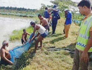 শরণখোলায় নিখোঁজের ১০ দিন পরে মাছের ঘের থেকে দিনমজুরের লাশ উদ্ধার মোঃ আবুল বাসার সাইফুল , ক্রাইম রিপোর্টার বাগেরহাটের শরণখোলায় নিখোঁজের ১০ দিন পরে মোঃ সিদ্দিক হাওলাদার (৪৪) নামের এক দিন মজুরের অর্ধগলিত মরদেহ উদ্ধার করেছে পুলিশ। বুধবার (০৯ অক্টোবর) বেলা ১১টায় শরনখোলা উপজেলার খোন্তাকাটা ইউনিয়নের পশ্চিম বানিয়াখালী এলাকায় স্থানীয় ইউনিয়ন পরিষদের চেয়ারম্যান জাকির হোসেন খান মহিউদ্দিনের মাছের ঘের থেকে দিনমজুরের মরদেহ উদ্ধার করা হয়। নিহত মোঃ সিদ্দিক হাওলাদার শরণখোলা উপজেলার পশ্চিম বানিয়াখালি গ্রামের মৃত নুরুল ইসলাম হাওলাদারের ছেলে। তার স্ত্রী ও চার মেয়ে রয়েছে। মৃত সিদ্দিক ৩০ সেপ্টেম্বর থেকে নিখোজ ছিলেন। পরে ০৫ অক্টোবর সিদ্দিকের ভাইয়ের ছেলে মহারাজ হাওলাদার শরণখোলা থানায় এ বিষয়ে একটি সাধারণ ডায়েরী করেন। শরণখোলা থানার উপ-পরিদর্শক (এসআই) মোঃ আজিজ বলেন, উক্ত মাছের ঘেরের মালিক খোন্তাকাটা ইউনিয়ন পরিষদ চেয়ারম্যান জাকির হোসেন খান মহিউদ্দিন থানায় ফোন করে মাছ ধরার সময় জেলেরা একটি অর্ধগলিত লাশ খুটির সাথে বাধা অবস্থায় দেখতে পেয়েছে বলে জানায়। খবর পেয়ে আমরা ঘটনাস্থলে পৌঁছে দিন মজুরের মরদেহ উদ্ধার করি। মরদেহ ময়নাতদন্তের জন্য বাগেরহাট সদর হাসপাতালে পাঠানো হয়েছে। প্রাথমিকভাবে ধারণা করা হচ্ছে কেউ হয়ত তাকে মেরে ঘেরে ফেলে রেখে গেছে। ময়নাতদন্ত রিপোর্ট পেলে মৃত্যুর সঠিক কারণ পাওয়া যাবে। এ বিষয়ে তদন্ত শুরু হয়েছে আইনগত ব্যবস্থা গ্রহনের প্রক্রিয়া চলছে।