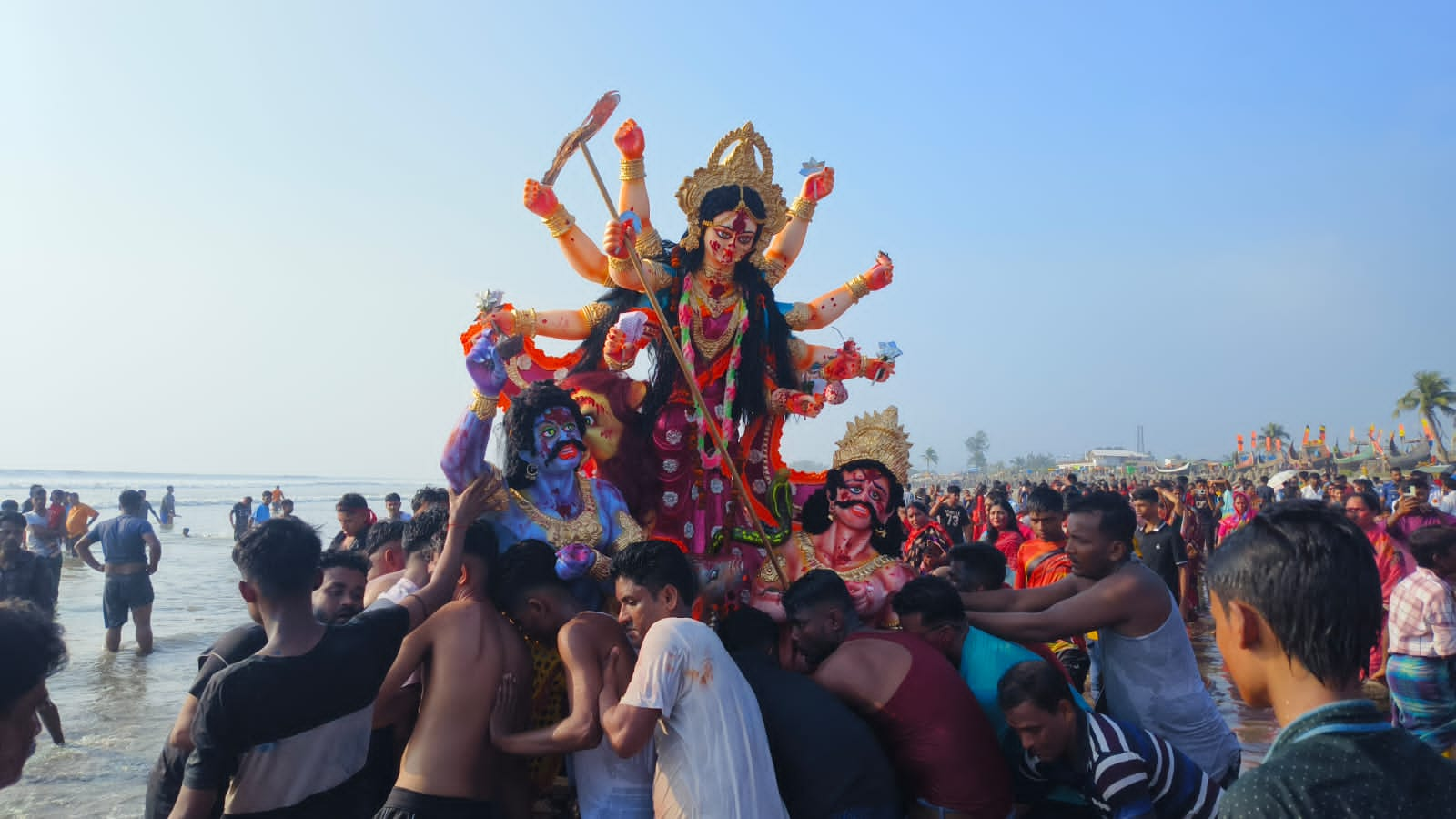 টেকনাফে প্রতিমা বিসর্জনের মধ্য দিয়ে সম্পন্ন হলো দূর্গা উৎসব।