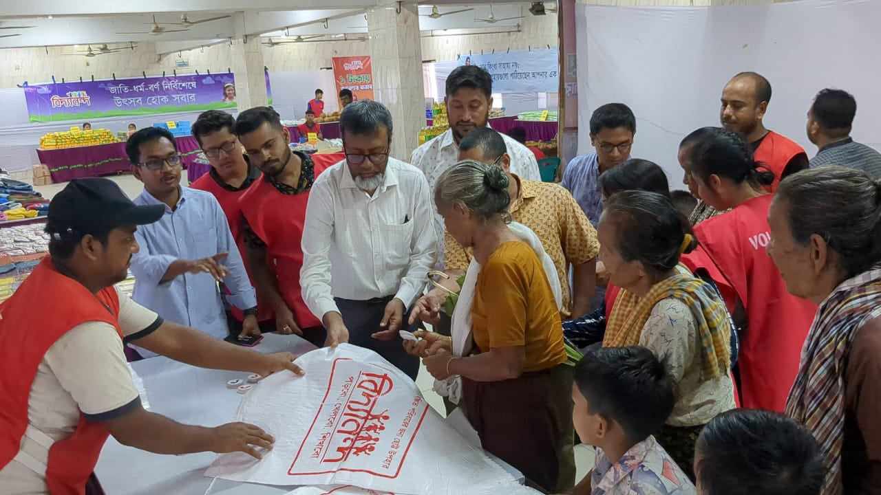 খাগড়াছড়িতে বিদ্যানন্দ ফাউন্ডেশনের এক টাকায় বাজার। 