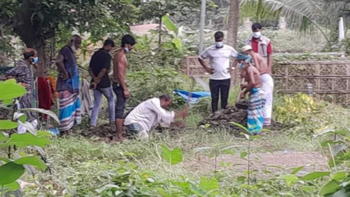 বৈষম্যবিরোধী আন্দোলনে গুলিতে নিহত বন্দরের আবুল হাসান স্বজনের মরদেহ ময়নাতদন্তের জন্য কবর থেকে উক্তলন।