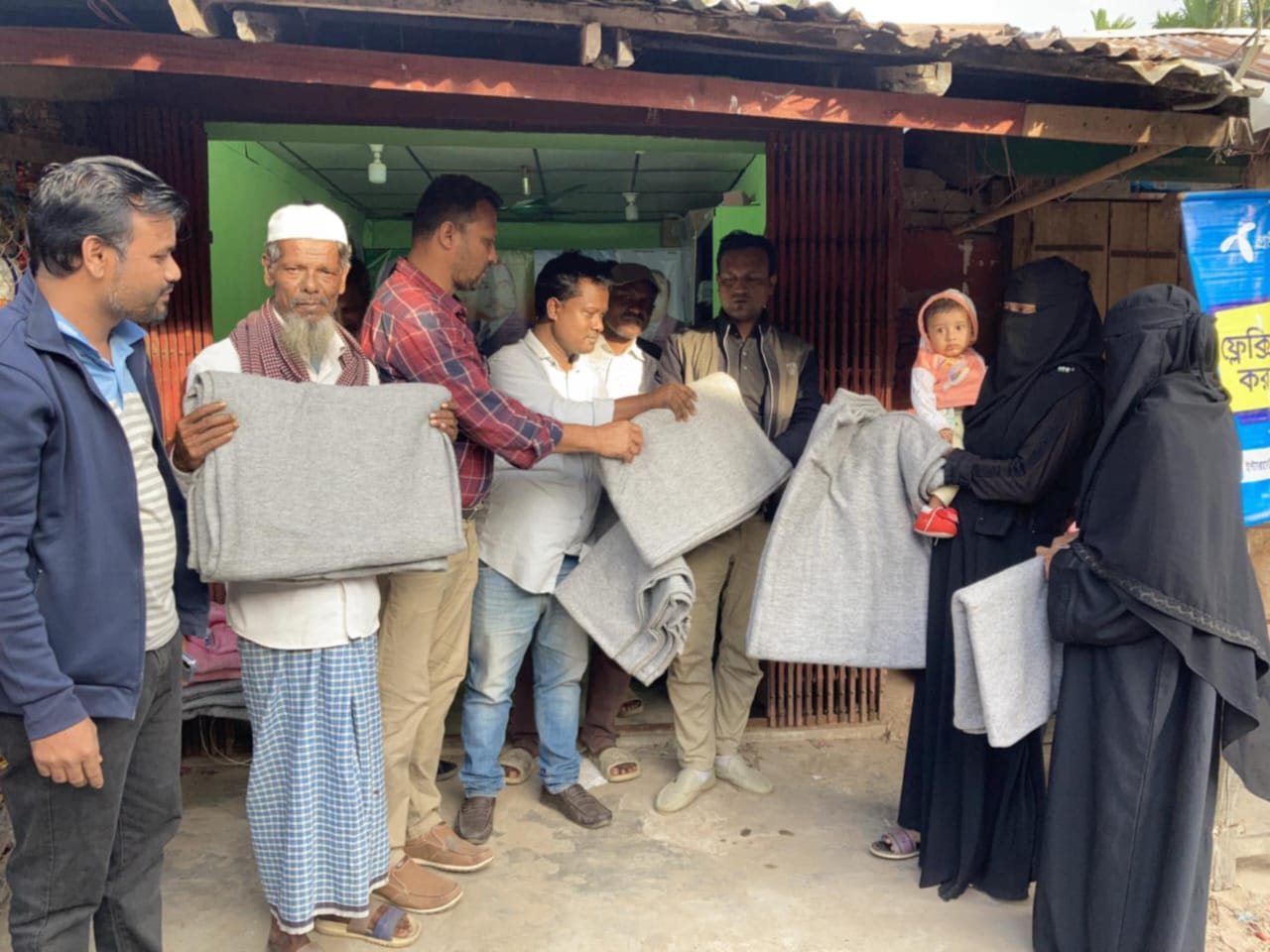 তারেক রহমানের পক্ষ থেকে কক্সবাজার সদর খরুলিয়ায় শীতার্তদের মাঝে কম্বল বিতরণ।